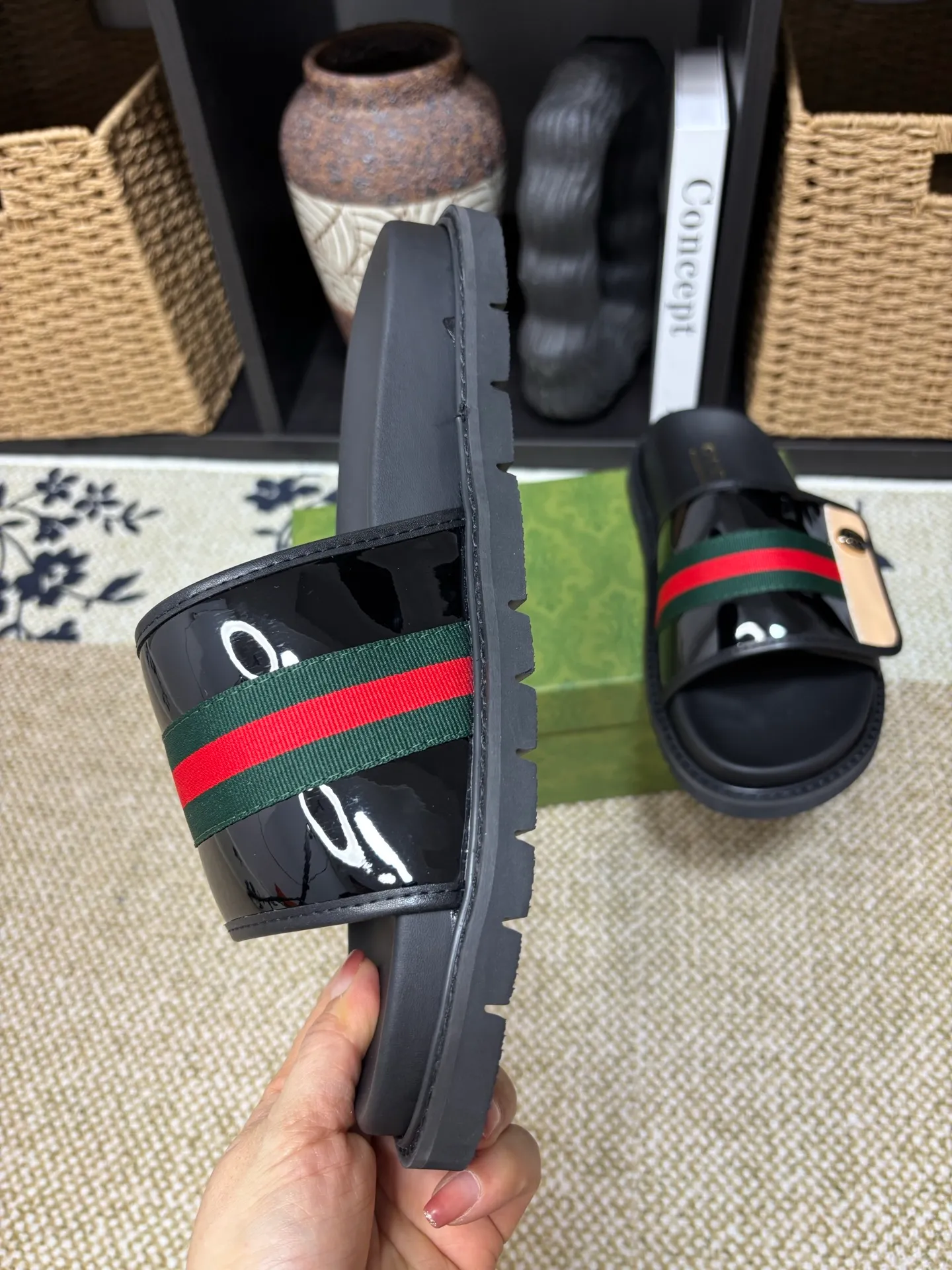 Factory 💰 300 yuan Gucci slippers] high-end men's shoes brand official website 1:1 latest masterpiece: original mold customization, the fabric is made of imported original materials, upgraded outsole, lighter and non-slip. The market's top quality, simple yet tasteful, a must-have for fashionistas, fashionable at your feet, full of confidence, the same style at the counter 👍The season of summer slippers is here. Code: 38-45 (45 customized)